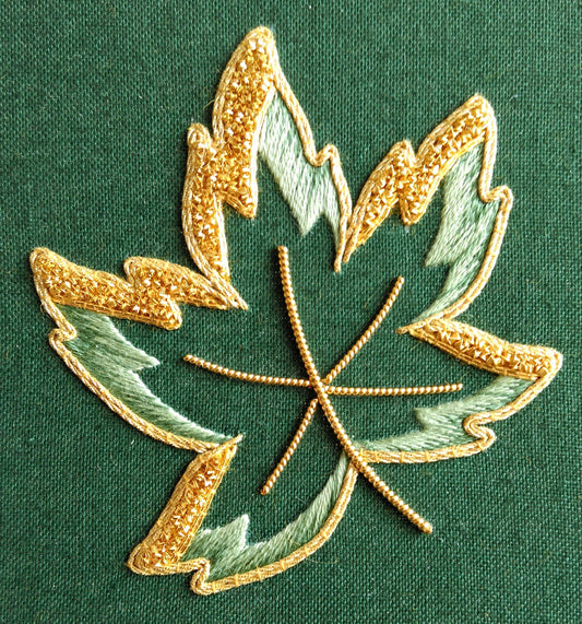 Motif de broderie en soie et broderie à l'or « Golden Ivy »