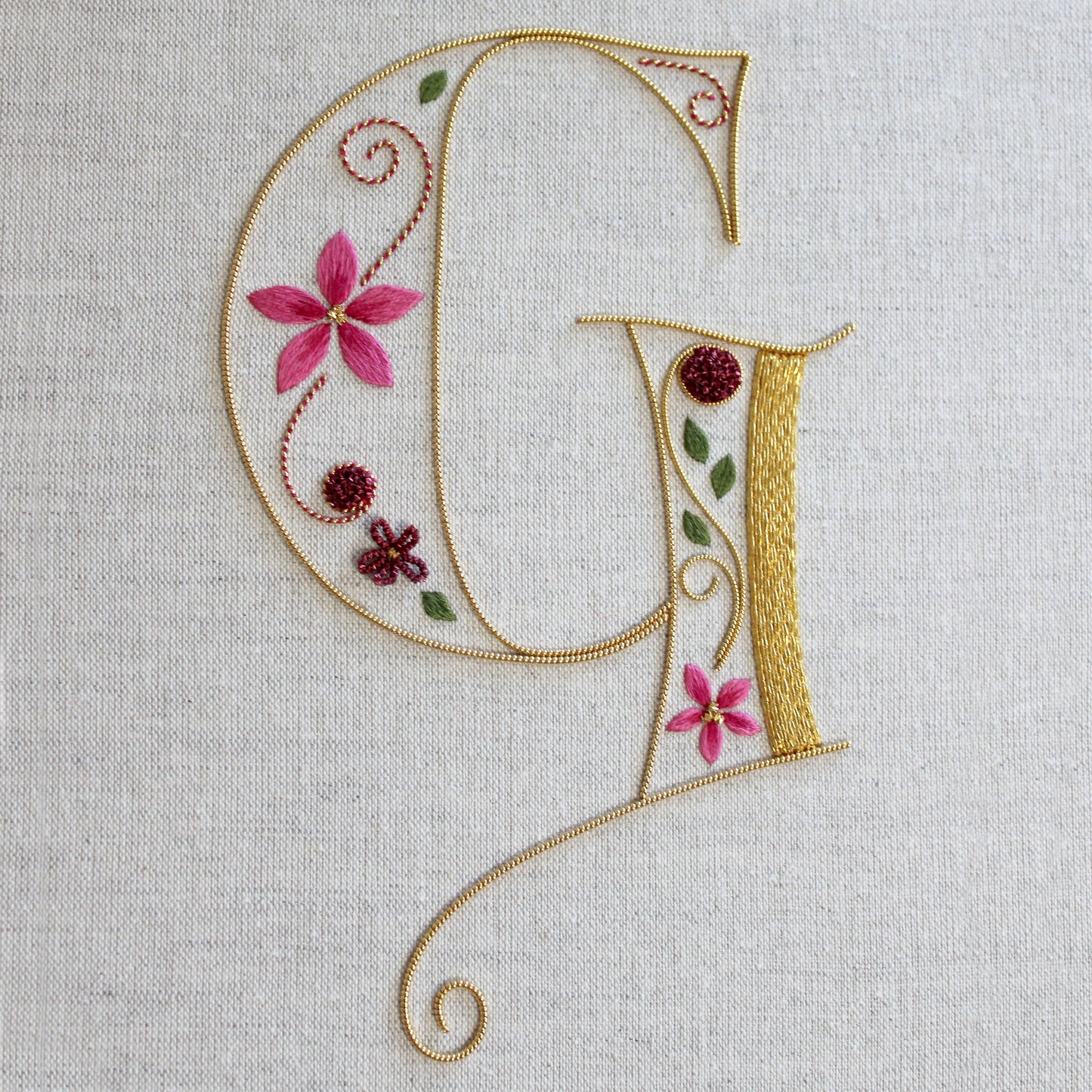 Motif de broderie en soie et broderies dorées « Monogram »