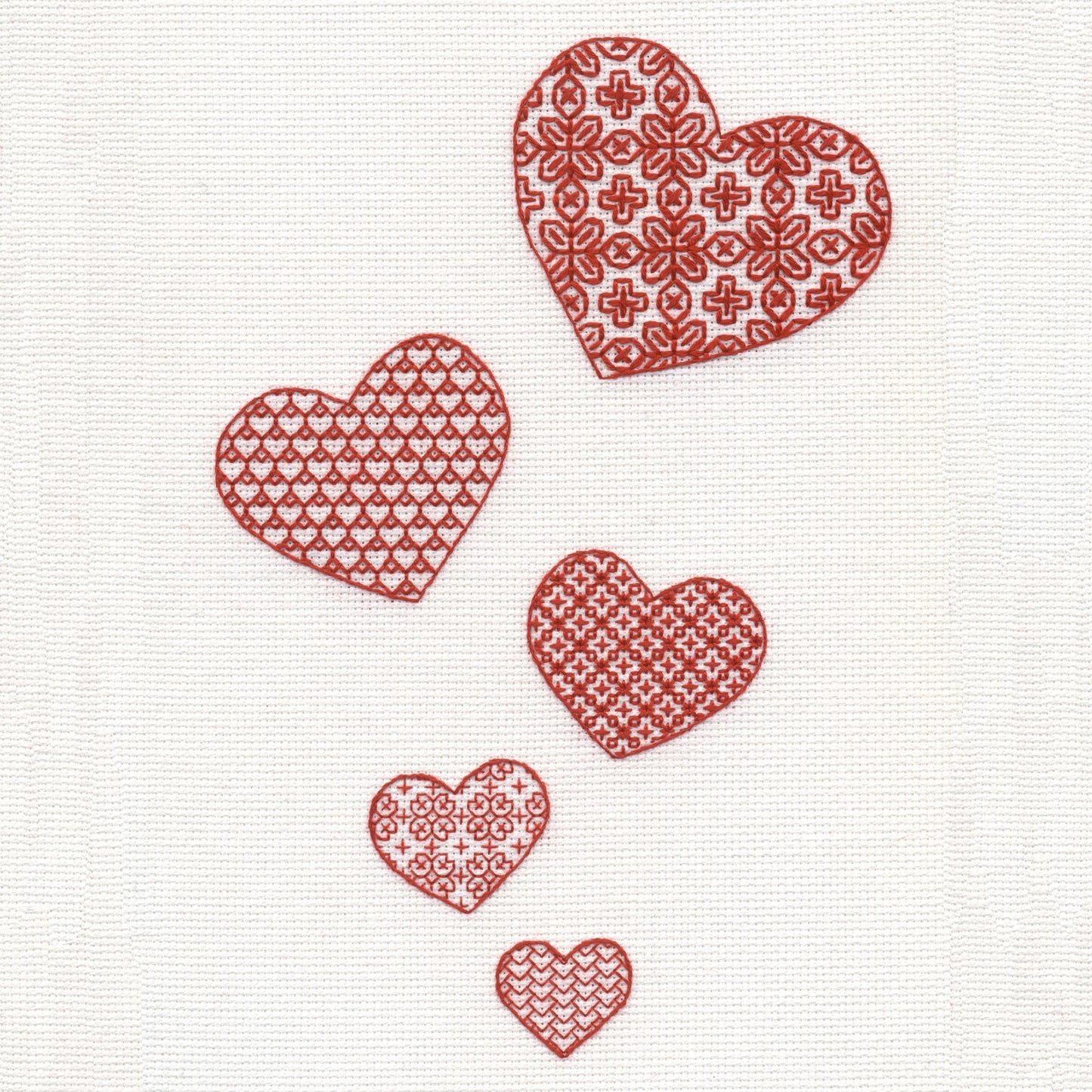 Motif de broderie écarlate « Lovehearts »